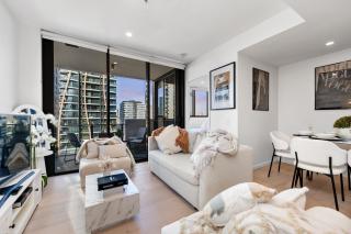 YORK Gorgeous City Views 2 Bedroom with Pool, Gym & Parking - 4