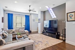 Stunning Townhome Near Uptown - 0