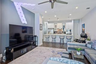 Stunning Townhome Near Uptown - 9