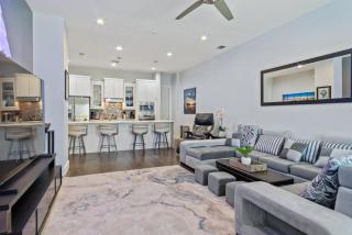 Stunning Townhome Near Uptown - 7