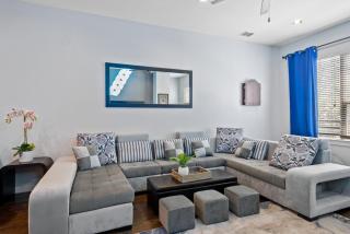 Stunning Townhome Near Uptown - 8