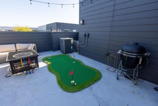 Stunning Townhome Near Uptown - 2