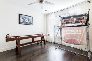 Stunning Townhome Near Uptown - 1