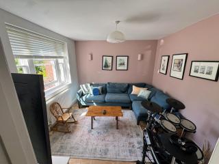 Bishopston Family Home | 3 Beds & Parking - 9
