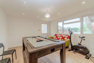Spacious 3BR Home with Playroom & Free Parking - 1