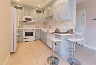 Upscale Condo, only one block to The Square - 7