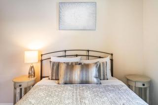 Upscale Condo, only one block to The Square - 5