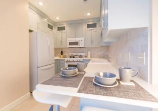 Upscale Condo, only one block to The Square - 4