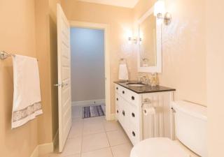 Upscale Condo, only one block to The Square - 2