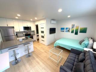 CasaViva Sol - Modern Pet-Friendly Studio with Patio & Shared Yard - Walk to Eats & Coffee, 5 Min to Gaslamp & Beaches - 7