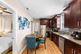 The BuckLogan Nest Sleeps 6 Walk to Blue Line - Apartment - 3