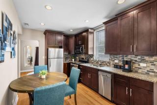 The BuckLogan Nest Sleeps 6 Walk to Blue Line - Apartment - 1