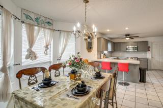 Sun Porch w/ Fireplace! Family Home By Little Rock - 8