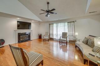 Sun Porch w/ Fireplace! Family Home By Little Rock - 7