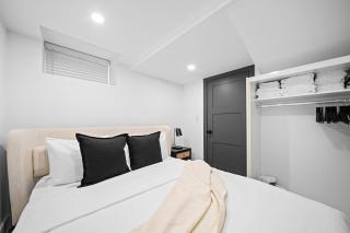 Little Portugal Gem Stylish 2BR Stays - 6