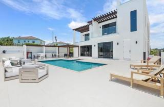 Bespoke Serviced Villa Housekeeping & Cooking Included - 0