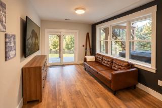 Hot tub & Sauna 3k sqft 100 inch TV Massage Chair - 1