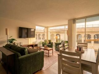 Modern 2BR City Views Balcony Parking Gym - 0