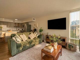Modern 2BR City Views Balcony Parking Gym - 9