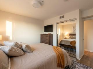 Modern 2BR City Views Balcony Parking Gym - 7