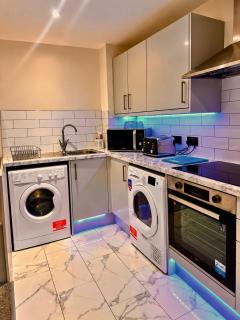 Cozy 3 Bedroom Apartment with Free Secure Car Park - 1