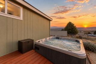 Desert Tracks Family Getaway Hot Tub and Patio - 9