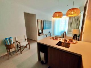 3BR Tropical Retreat Lagoon Views Private Balcony - 9