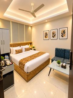 Silver Spoon Hotel & Restaurant - 1