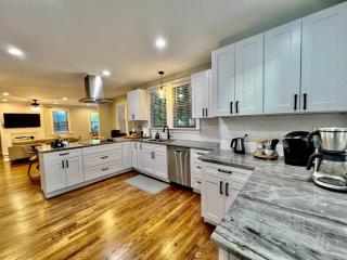 Elmwood Park Retreat Renovated 3 Bed 2 Bath DT - 9