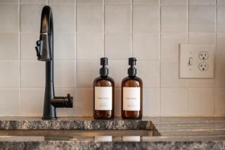 Stylish Duck Island Stay, Free Parking, Gym - 2