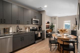 Stylish Duck Island Stay, Free Parking, Gym - 6