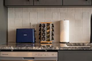 Stylish Duck Island Stay, Free Parking, Gym - 3