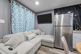 Central Heights 2BR with Pool, Free Park & Laundry - 1