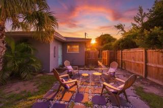 Fenced Backyard 2BR Pet Friendly and Sleeps 6 - 0