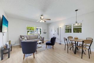 Fenced Backyard 2BR Pet Friendly and Sleeps 6 - 9