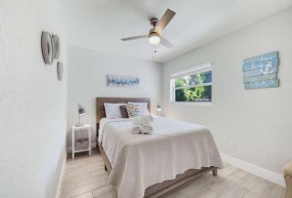 Fenced Backyard 2BR Pet Friendly and Sleeps 6 - 8