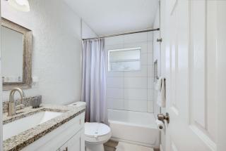 Fenced Backyard 2BR Pet Friendly and Sleeps 6 - 6