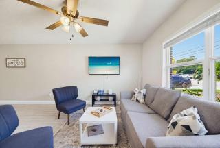 Fenced Backyard 2BR Pet Friendly and Sleeps 6 - 5