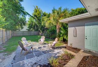 Fenced Backyard 2BR Pet Friendly and Sleeps 6 - 1