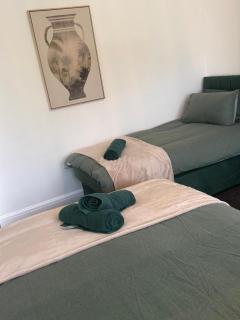 Group Getaway - Contractor & Family Stay - Sleeps 10 with Fast WiFi, Kitchen & Parking - 4