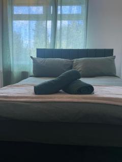 Group Getaway - Contractor & Family Stay - Sleeps 10 with Fast WiFi, Kitchen & Parking - 6