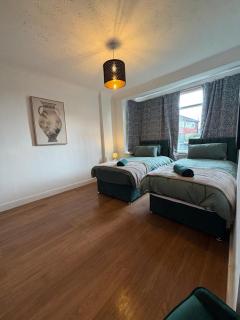 Your Work Stay-Contractors, Council and Family Stay-DRI, Doncaster Station & City Centre with Fast WiFi, Equipped Kitchen & Free Parking - 1