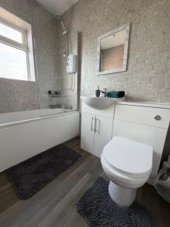 Group Getaway - Contractor & Family Stay - Sleeps 10 with Fast WiFi, Kitchen & Parking - 2