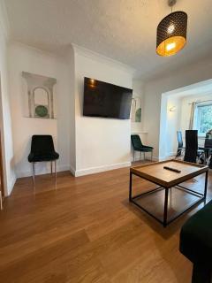 Group Getaway - Contractor & Family Stay - Sleeps 10 with Fast WiFi, Kitchen & Parking - 1