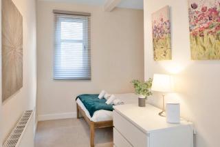 Spacious Edinburgh Home - Free Parking - Wi-Fi - Near City Centre - 8