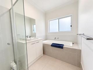 Spacious 4BR Home in Greenbank - 5