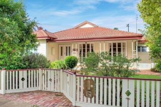 Ayr House - Echuca Holiday Homes - 0