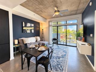 Cool 1BD Apartment in CDT with Gym Pool Parking - Phoenix - 0