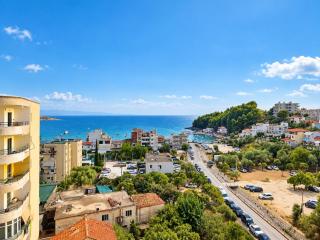 Huge Views 2BR Ap x Kitchen, Parking, Beach 2 min - 0