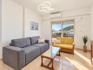 Huge Views 2BR Ap x Kitchen, Parking, Beach 2 min - 9